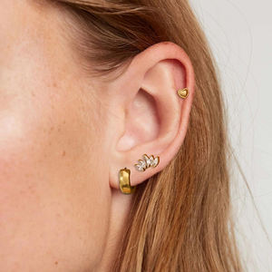 Boucles <span class=keywords><strong>d</strong></span>'oreilles clips larges et plats en acier inoxydable plaqué or 18 carats avec zircon blanc marquise et cœur J&<span class=keywords><strong>D</strong></span> - Product Image 2