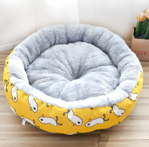 سرير حيوانات أليفة جديد مقاوم للماء للتخييم والسفر، تصميم دائري لطيف للقطط والكلاب، مصنوع من المخمل الصلب بأسلوب كرتوني كلاسيكي، قابل للغسل ومناسب لجميع المواسم - Product Image 5