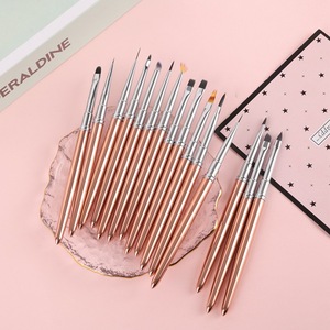 Ensemble de pinceaux à ongles professionnels pour salon, poils plats, style 3D, manche en métal doux, support de stylo rose, logo personnalisé - Product Image 3
