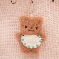 Pendentif en peluche ours mignon et couineur de qualité supérieure avec bavoir, porte-clés ours doux et moelleux pour ornement de sac à main, cadeau surprise pour enfants