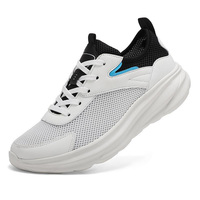 Chaussures de course respirantes en mesh pour hommes avec semelles épaisses et design léger. Sneakers slim pour hommes, style été
