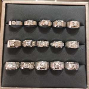 Cincin Pria Moissanite Mewah 1CT 2 Karat Potongan Bulat Perak Sterling 925 Hipoalergenik Tahan Noda - Product Image 4