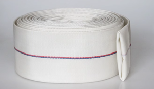 Manguera Contra Incendios Blanca con Franjas Rojas y Azules, Enrollada para Uso en Riego - Product Image 4
