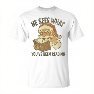 Él ve lo que has estado leyendo, camiseta navideña con diseño de lectura literaria - Product Image 2