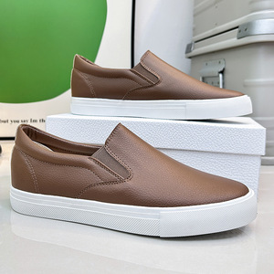 Un par de zapatillas de suela blanda de color blanco para niños y niñas, aptas tanto para niños como para niñas, estilo casual y relajado. - Product Image 4