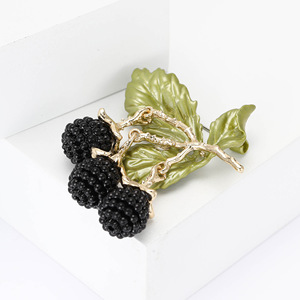Broche de aleación chapado en oro con forma de fruta de moras, con bayas de resina negra y hojas verdes, accesorio de joyería de moda para mujer - Product Image 2