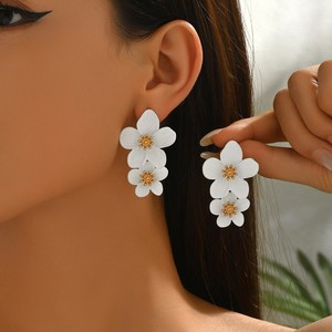 ชุดเครื่องประดับแฟชั่น ชุบทอง 18K โลหะผสม จี้รูปดอกไม้ขนาดใหญ่ สร้อยคอแบบโชคเกอร์ ต่างหูแบบติดหูรูปดอกไม้ สำหรับชุดเครื่องประดับดอกไม้ - Product Image 3