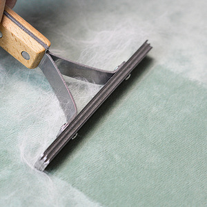 Peine multifuncional para depilación de mascotas de acero inoxidable y madera para perros y gatos, alfombras y ropa almacenadas - Product Image 5