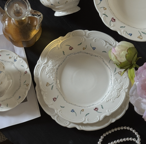 Juego de Vajilla de Cerámica con Diseño Floral en Relieve Vintage, Plato, Tazón, Taza y Soporte para Pastel de Porcelana con Delicado Patrón de Tulipanes, Vajilla Elegante - Product Image 2