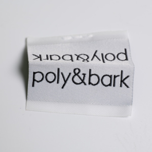 Etiqueta de etiqueta tejida personalizada de alta calidad para coser con función de pliegue duradero - Product Image 1