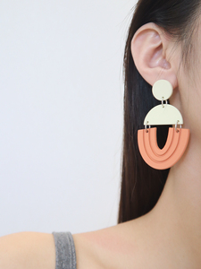 Fornecedor de Yiwu: Brincos Femininos de Acrílico com Efeito Argila, Estilo Nórdico Minimalista e Moderno - Joias Assimétricas Geométricas em Coral e Creme - Product Image 4