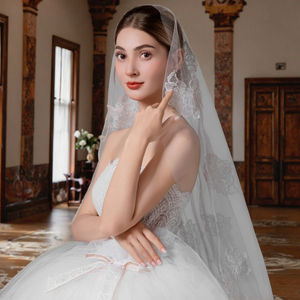 Robe de mariée moderne et éthérée, coupe trapèze, <span class=keywords><strong>bustier</strong></span>, en tulle scintillant, avec <span class=keywords><strong>voile</strong></span> orné de dentelle complexe, volants et broderies spectaculaires - Product Image 2