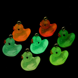 Breloques de porte-clés en résine 3D en forme de canard transparent, lumineuses et colorées, au design populaire - Product Image 4