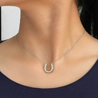 Collier tendance en cuivre plaqué or avec pendentif fer à cheval personnalisé et zircon en forme de flèche, chaîne courte