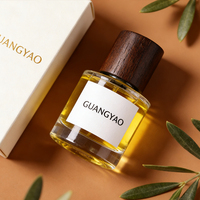 Flacon pulvérisateur de parfum en verre transparent cylindrique mini 30 ml, stock important d'usine, avec couvercle en noyer personnalisé et étiquette autocollante personnalisée
