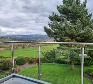 2025 האחרונה מודל מעקה זכוכית נירוסטה מודרנית, מכירות ישירות במפעל, תואם בסטנדרטים - Product Image 2