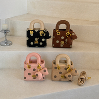 Sac à main mini en daim à pois sur mesure avec breloque nœud, bandoulière et anneau doré pour femme, idéal pour les tenues quotidiennes et les soirées