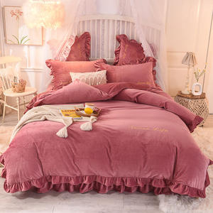 Lot <span class=keywords><strong>de</strong></span> 4 housses <span class=keywords><strong>de</strong></span> <span class=keywords><strong>couette</strong></span> en velours cristal chaud <span class=keywords><strong>et</strong></span> doux, ensembles <span class=keywords><strong>de</strong></span> literie polaire d'hiver avec jupe <span class=keywords><strong>de</strong></span> lit à volants <span class=keywords><strong>et</strong></span> taies d'oreiller pour la vente en gros - Product Image 1