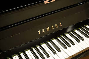 Piano à clavier Yamaha d'occasion U1H à revêtement émaillé noir finition miroir - Product Image 2