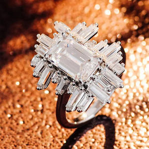 Anello di lusso con diamante taglio smeraldo e pietre laterali a baguette per donna, gioiello da fidanzamento. - Product Image 5