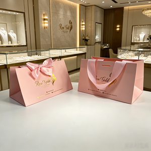 Bolsa de Regalo Rosa de Lujo con Logotipo Impreso en Papel Dorado, Bolsa de Compras con Asa de Listón, Bolsas de Papel Personalizadas para Joyería y Cosméticos - Product Image 4