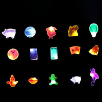 Proveedor OEM, logotipo de forma personalizada de alta calidad, colorido brillante, múltiples modos de Flash, insignia LED, botón luminoso LED, pin de solapa para fiesta
