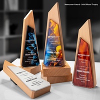 Trophée en cristal gravé sur mesure en bois massif avec impression couleur marbre pour les employés exceptionnels