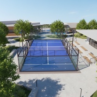 Terrain de padel panoramique extérieur avec structure en verre transparent et clôture métallique pour projets sportifs