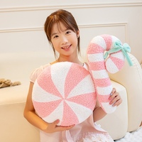 Coussin en peluche doux en forme de bonhomme de pain d'épices, de maison de Noël, de canne à sucre ou de sucette pour la décoration de Noël à la maison et sur le canapé