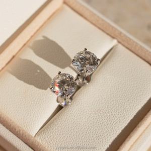 Boucles d'oreilles fines en or blanc avec diamants ronds certifiés IGI de haute qualité, classiques, 4 griffes, 1 carat, VVS VS CVD/HPHT, unisexe - Product Image 3