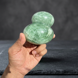 Sphère de cristal de fluorite verte naturelle sculptée – Décoration d'intérieur sur le thème des fées, cadeau en pierres précieuses - Product Image 3