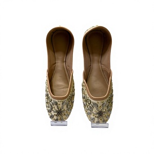Chaussures en cuir de luxe pour femmes BS INTERNATIONAL, broderie florale, fermeture à boucle, talon plat traditionnel, tendance mode pour la marche - Product Image 3