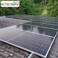 Système solaire domestique tout-en-un 5 kW hors réseau avec onduleur mural, batterie et installation sur toit en tuiles – Kit complet