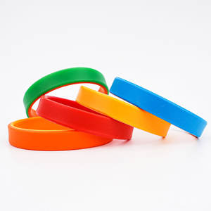 Cadeau d'affaires tendance personnalisé Bracelet en <span class=keywords><strong>caoutchouc</strong></span> silicone avec logo Bracelet en silicone Bracelet à breloques coloré Bracelet en relief - Product Image 1