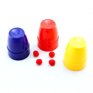 迷你塑料魔术杯和球技巧游戏胶囊玩具