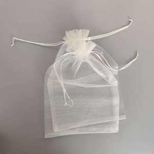 Sacs en organza blancs personnalisés avec cordon de serrage - Pochettes cadeaux transparentes avec fermeture à cordon pour bijoux et cadeaux de mariage - Product Image 6