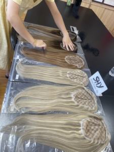 Cheveux humains d'apparence naturelle 6*7 Taille Q6 Toppers Cheveux humains vierges Vente en gros Toppers en dentelle avec nœuds blanchis pour les femmes - Product Image 5