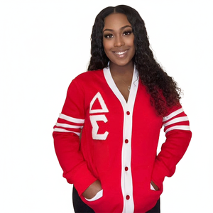 Pull cardigan décontracté en laine mérinos à col ras du cou en chenille rouge et blanc Delta Sorority - Product Image 1