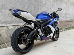 Suzuki GSX-R600 600cc Motore a Quattro Cilindri in Linea Usato, Moto Sportiva Professionale da Corsa con Freno a Forcella - Product Image 4