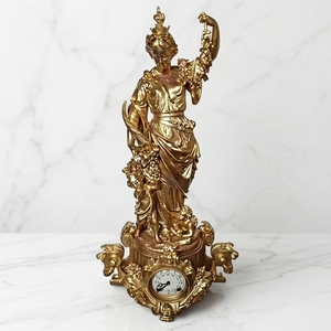 Horloge de table à mécanisme à ressort, plaquée or, avec figurine allégorique représentant la déesse romaine de l'agriculture Cérès - Product Image 1