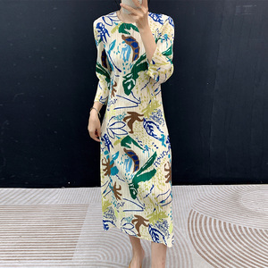 Vestido Miyake plisado de la serie Verano 2026, con nueva tecnología, efecto adelgazante y que cubre la figura, elástico, elegante y a la moda. - Product Image 2