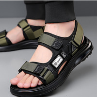 Semelle extérieure amortissante pour le talon, fermeture Velcro en trois sections, accents de logo élégants, créant une chaussure décontractée respirante et fonctionnelle.