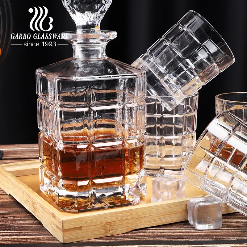 Stock bottiglia di vetro di vodka con tappo decanter set di bottiglie di bicchieri di vino tazza di vetro bicchieri di stoccaggio di whisky