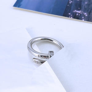 Bague d'amour classique en acier inoxydable pour femmes et hommes, bague clou dorée - Product Image 4