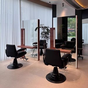 Sillón de Barbero Hidráulico Giratorio de Cuero PU Negro con Reposapiés y Reposabrazos Ajustables, Mueble Comercial para Salón de Belleza - Product Image 2