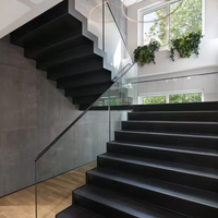 Barre métallique moderne en forme de zigzag pour escalier droit Garde-corps en verre en bois massif et durable pour une utilisation en appartement