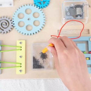 Tableau <span class=keywords><strong>d</strong></span>'activités en bois avec volant, tableau de bord, engrenages et horloge rotative pour <span class=keywords><strong>d</strong></span>évelopper la motricité fine, jeu <span class=keywords><strong>d</strong></span>'imitation pour enfants, CE CPC, vente en gros, OEM, personnalisé - Product Image 4