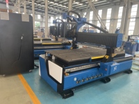 Machine de fraisage CNC simple à changement d'outil automatique 1325, contrôlée par PLC Syntec, pour la fabrication de portes d'armoires de cuisine et le traitement du mobilier