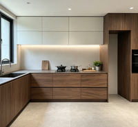 Meubles de cuisine modernes sur mesure bicolores, grain de noyer et blanc mat, sans poignées, avec plan de travail en pierre