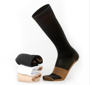 Chaussettes de compression antibactériennes à dégradé pour femmes, chaussettes anti-varices, chaussettes de sport pour la course et le cyclisme, personnalisables OEM - Product Image 3